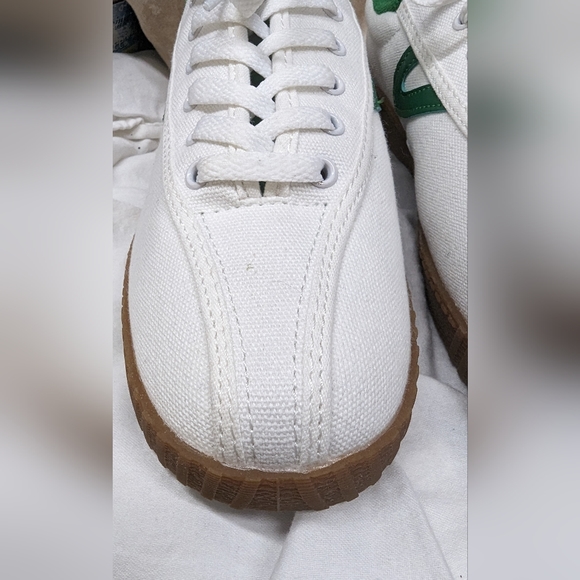 Like New Trenton Men’s Leather White and Green Sneakers. - Picture 8 of 10